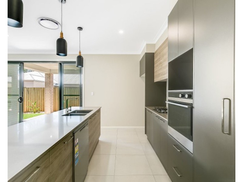 4/14 Yarrow Close, Middle Ridge QLD 4350