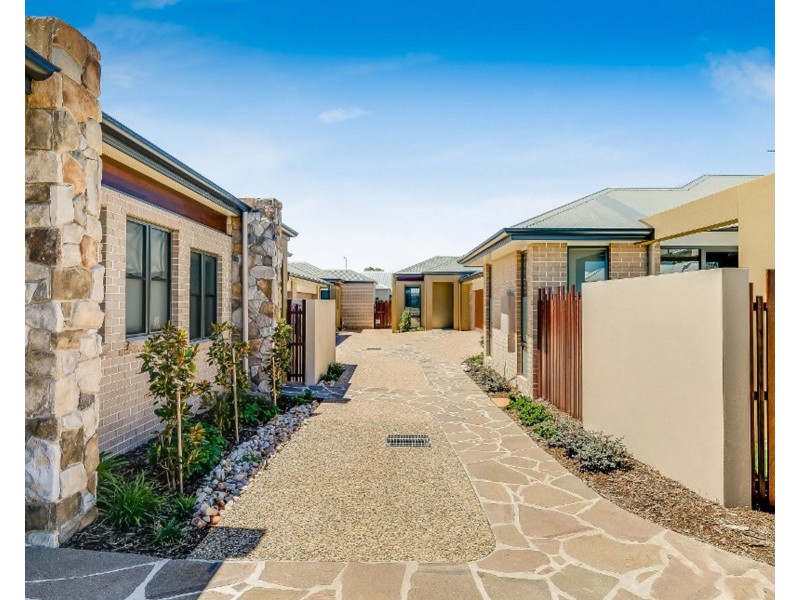 4/14 Yarrow Close, Middle Ridge QLD 4350