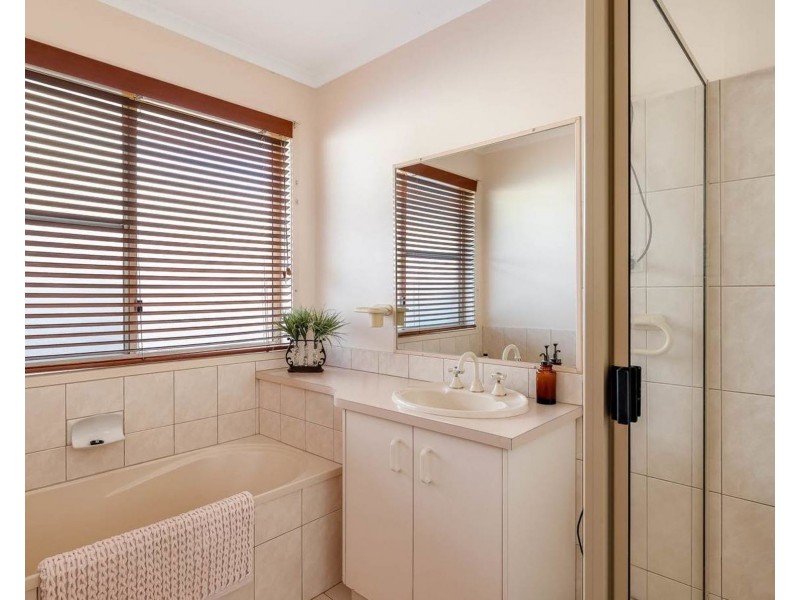 34 Gainsborough Drive, Glenvale QLD 4350