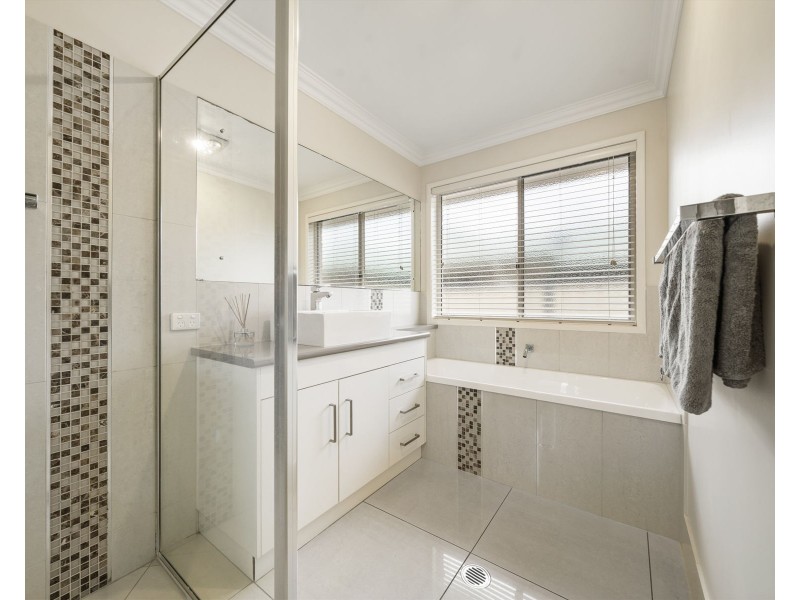 5 Ace Drive, Glenvale QLD 4350