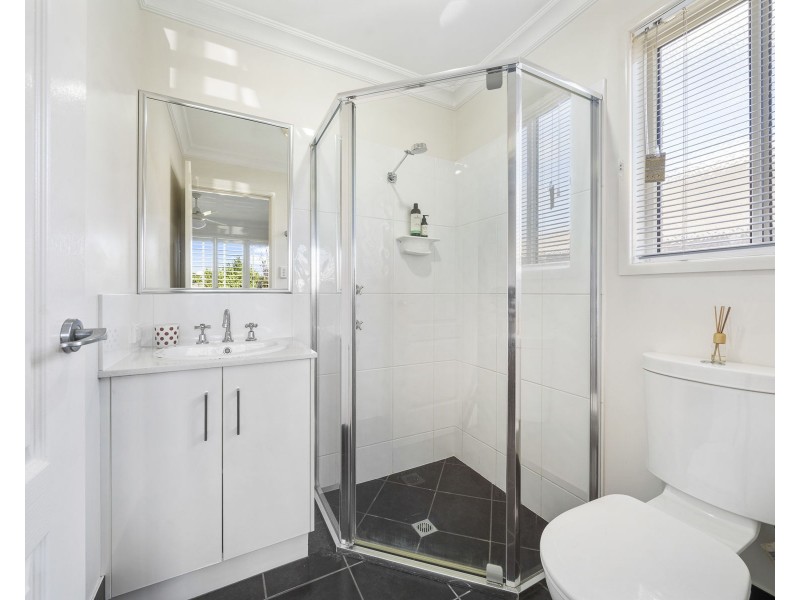 2/5 Sweeney Street, Kearneys Spring QLD 4350