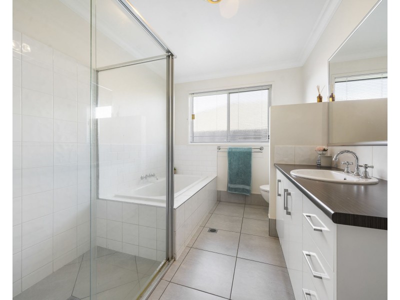 2/5 Sweeney Street, Kearneys Spring QLD 4350