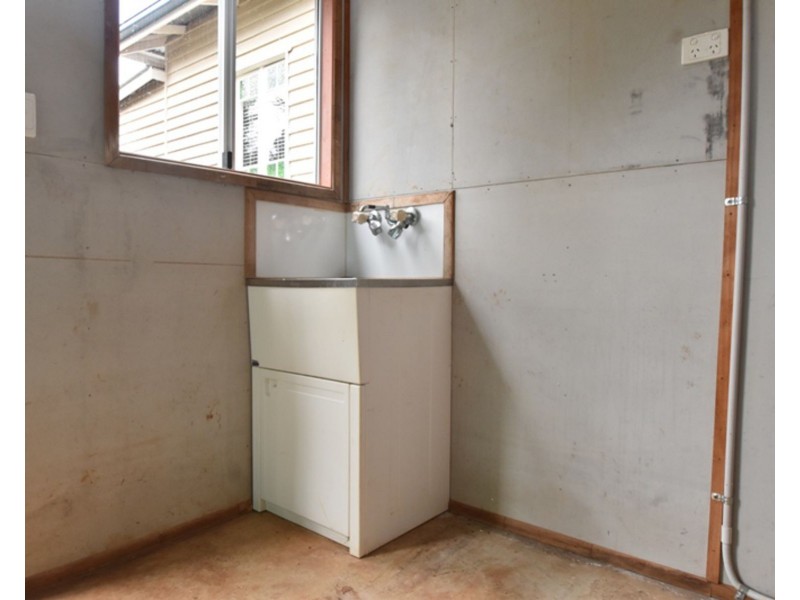 211 Campbell Street, Newtown QLD 4350