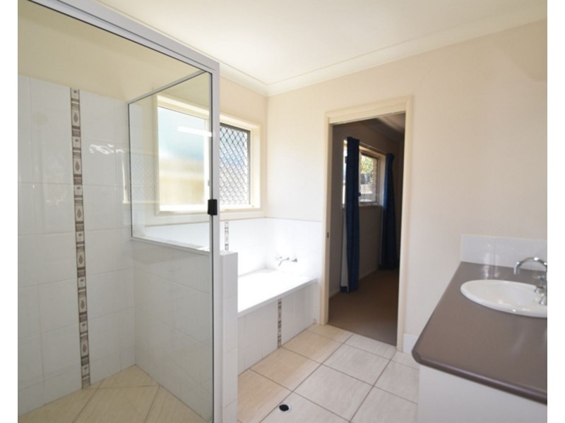 2/180A Jellicoe Street, Newtown QLD 4350