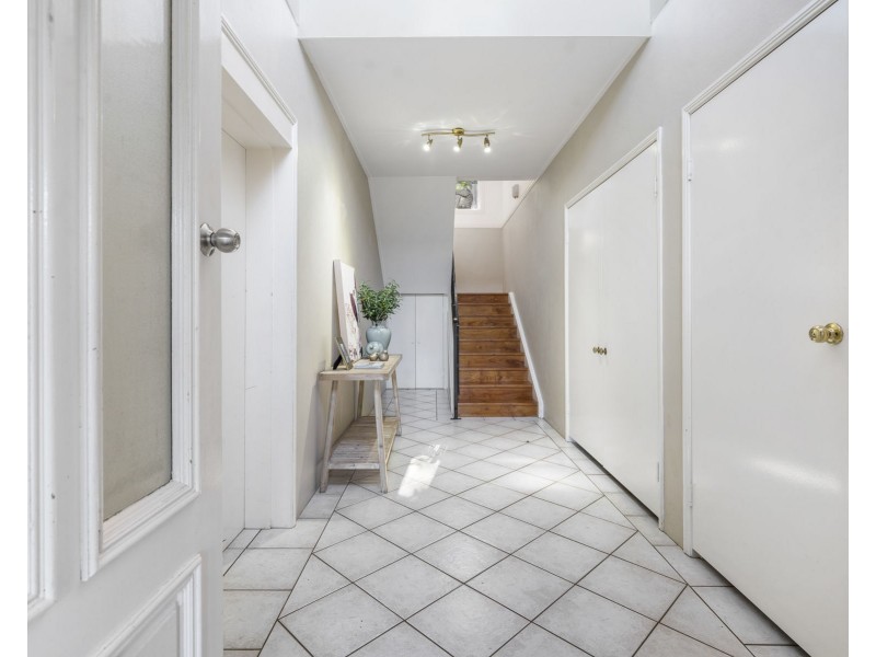 6 Roderic Court, Mount Lofty QLD 4350