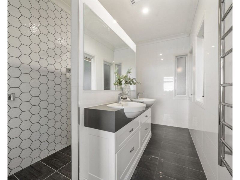 6 Roderic Court, Mount Lofty QLD 4350