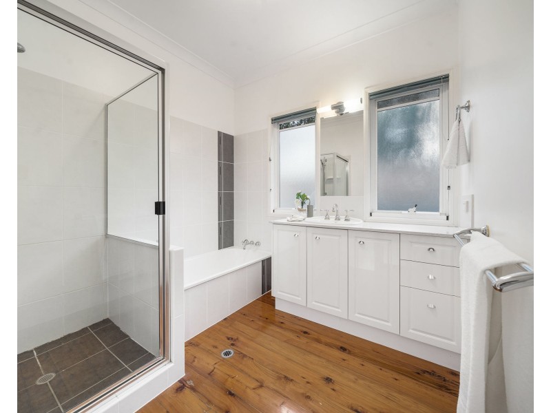6 Roderic Court, Mount Lofty QLD 4350