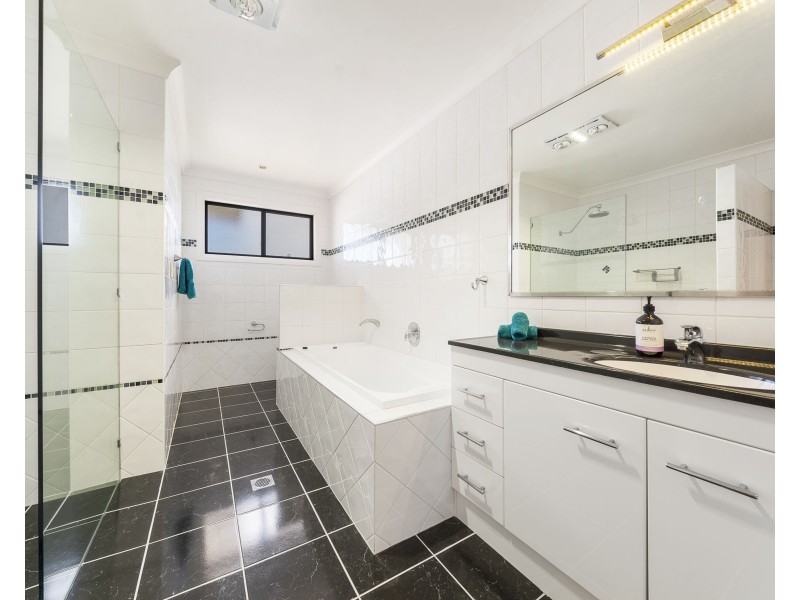 5 McCallum Court, Middle Ridge QLD 4350