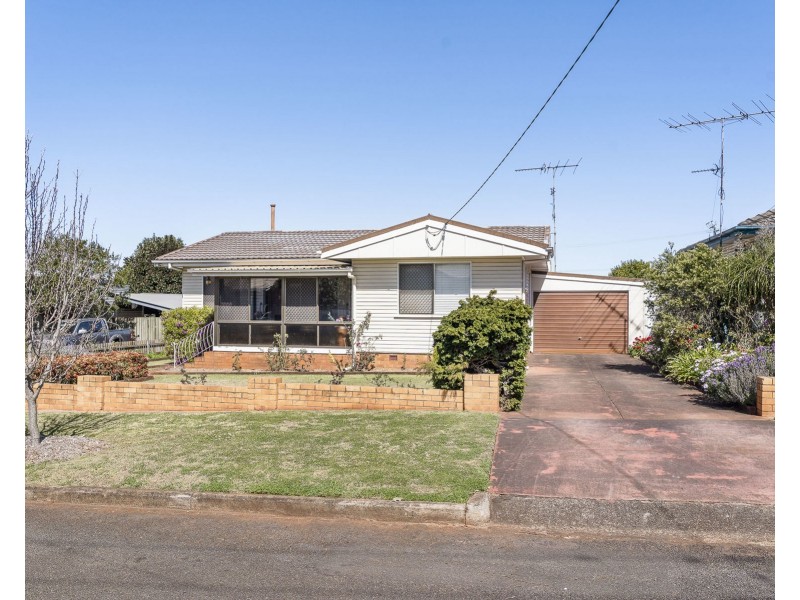 16 Bullock Street, Rockville QLD 4350