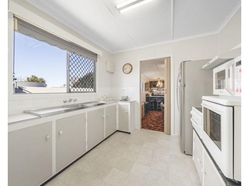 16 Bullock Street, Rockville QLD 4350