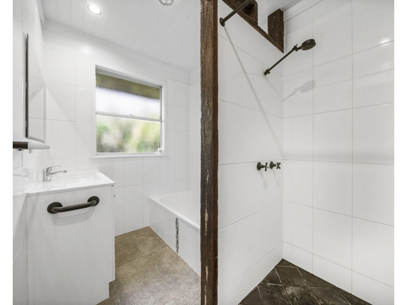 9 Ross Street, Mount Lofty QLD 4350