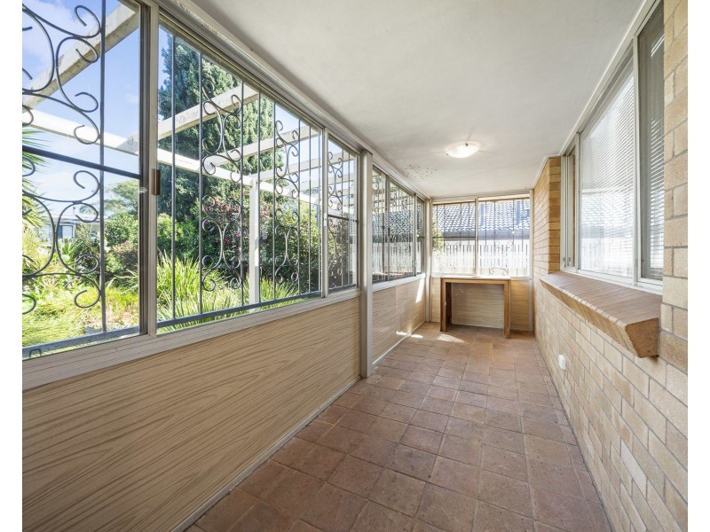 9 Ross Street, Mount Lofty QLD 4350