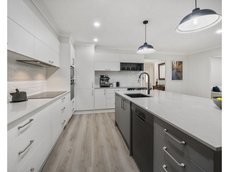 16 Mary Drive, Murphys Creek QLD 4352
