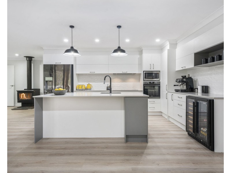 16 Mary Drive, Murphys Creek QLD 4352