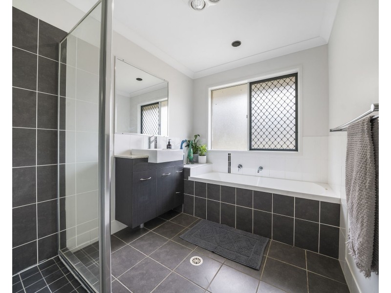 16 Mary Drive, Murphys Creek QLD 4352