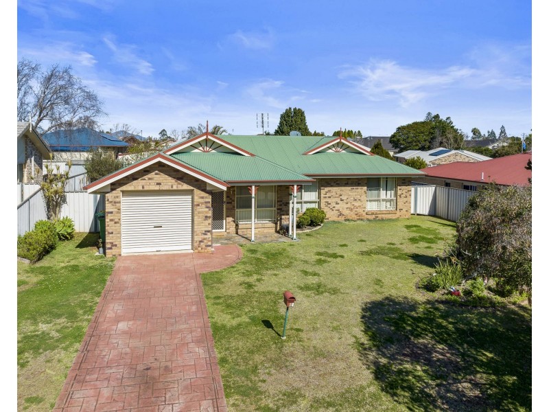 8 Alroe Court, Kearneys Spring QLD 4350