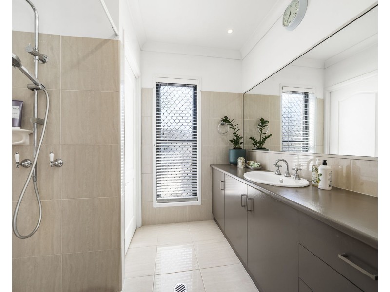 12 Tennyson Court, Westbrook QLD 4350