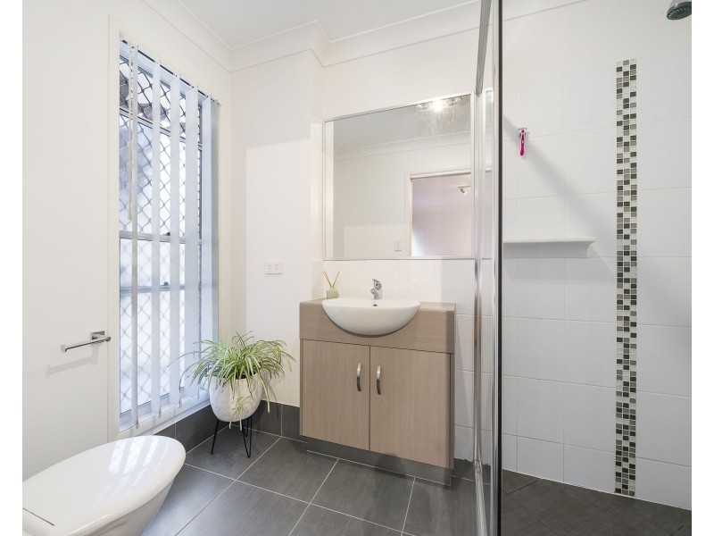 4/3B Gladstone Street, Newtown QLD 4350
