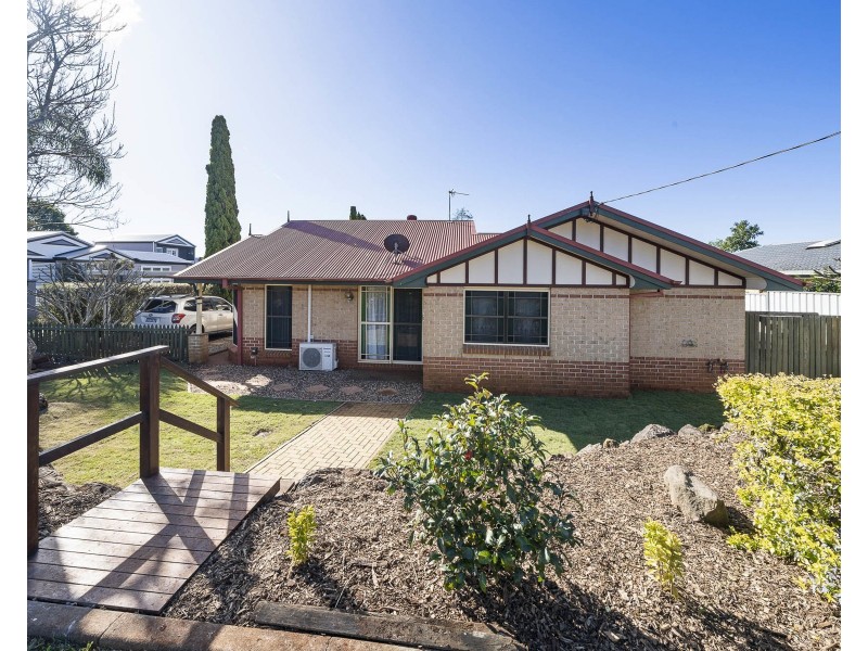 2/17 Hamilton Street, Newtown QLD 4350