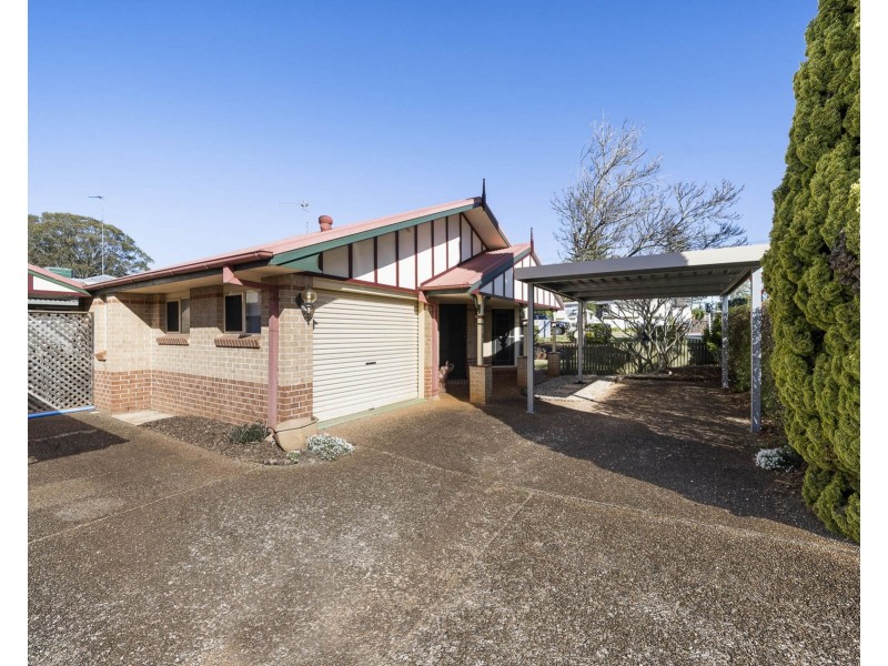 2/17 Hamilton Street, Newtown QLD 4350