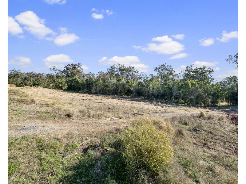 13-15 Crimson Rosella Avenue, Meringandan West QLD 4352
