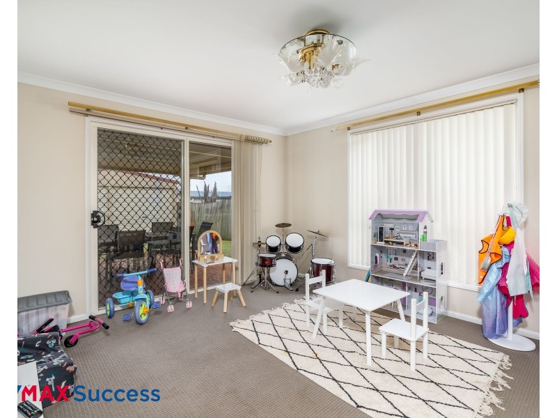 9 Paulene Crescent, Kearneys Spring QLD 4350
