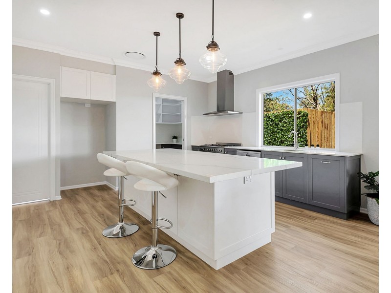 87A Mackenzie Street, Mount Lofty QLD 4350