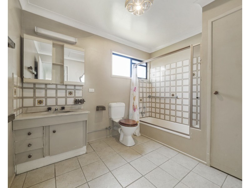 60 Arabian Street, Harristown QLD 4350