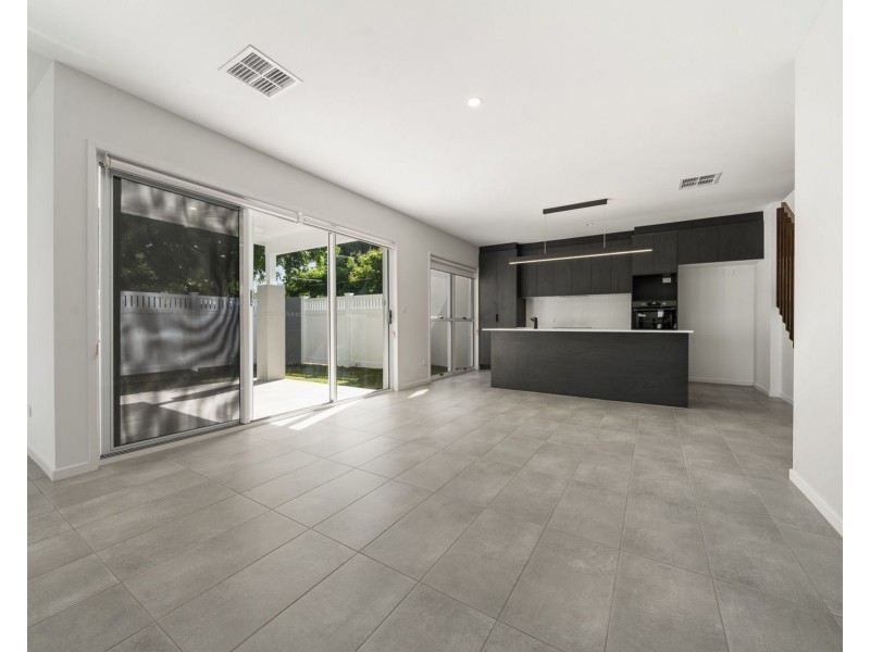 2/362 Hume Street, Centenary Heights QLD 4350