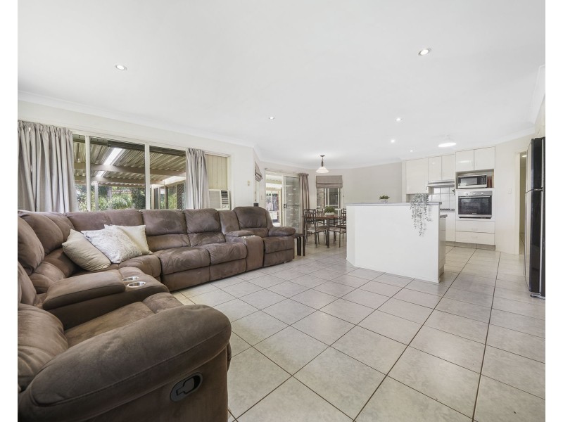 1 Sundowner Court, Highfields QLD 4352
