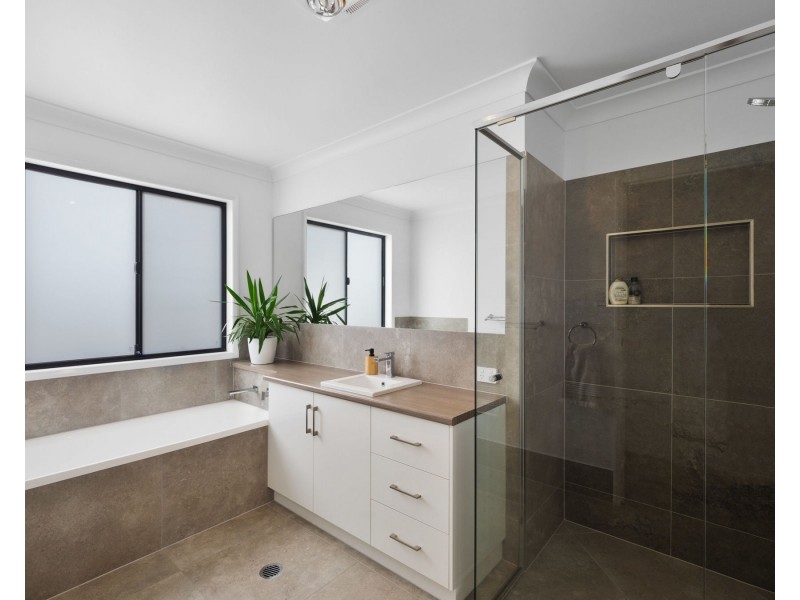 56 O’Neill Circuit, Kearneys Spring QLD 4350