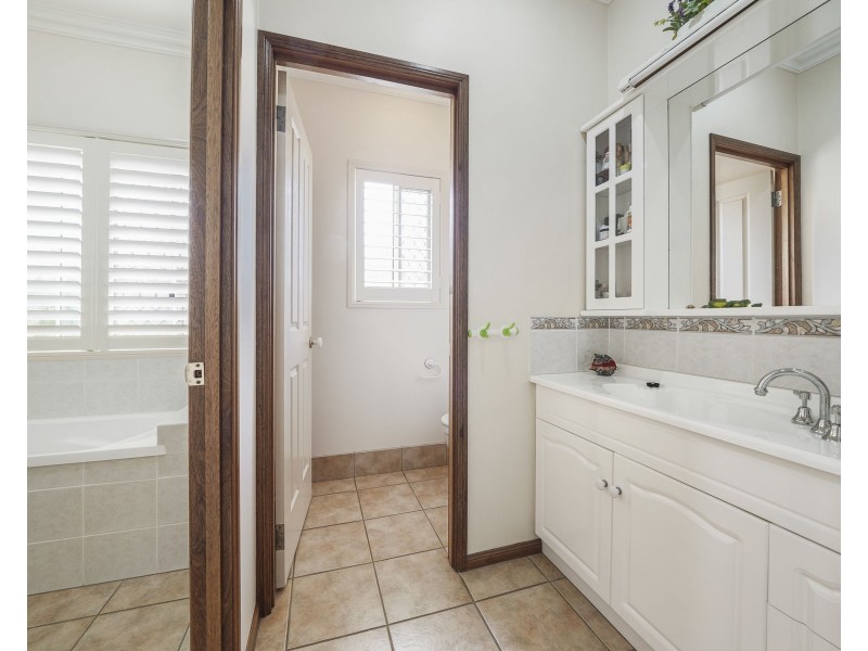 2 Hennenlotter Court, Kearneys Spring QLD 4350