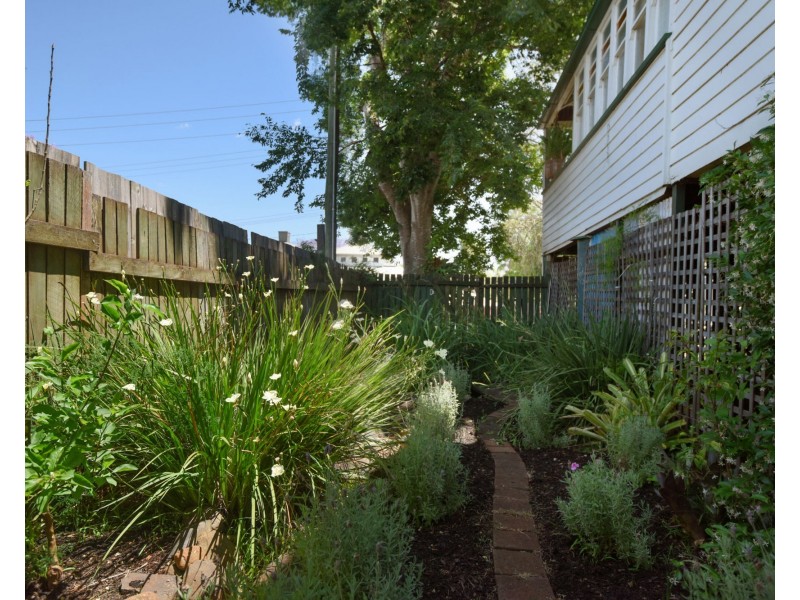 192 South Street, Centenary Heights QLD 4350