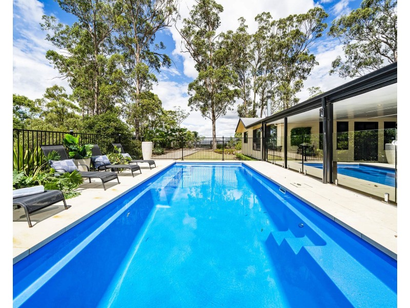 2 Clive Crescent, Withcott QLD 4352