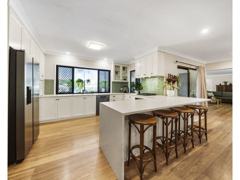 2 Clive Crescent, Withcott QLD 4352