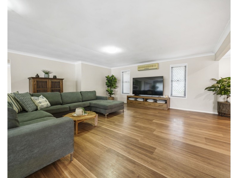 2 Clive Crescent, Withcott QLD 4352