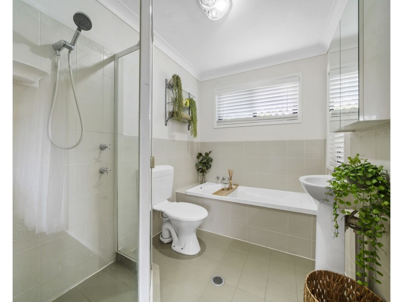 2 Clive Crescent, Withcott QLD 4352