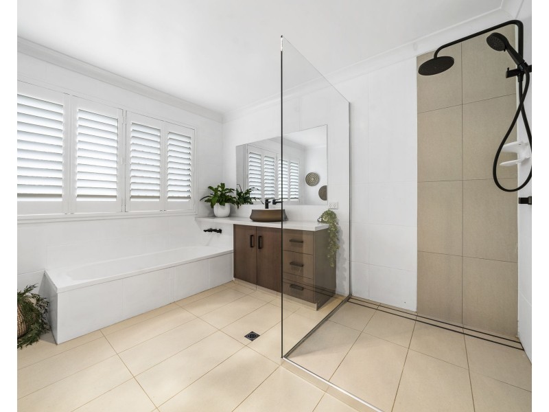 2 Clive Crescent, Withcott QLD 4352