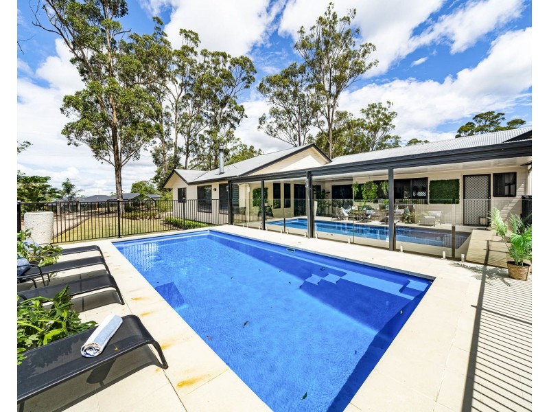 2 Clive Crescent, Withcott QLD 4352