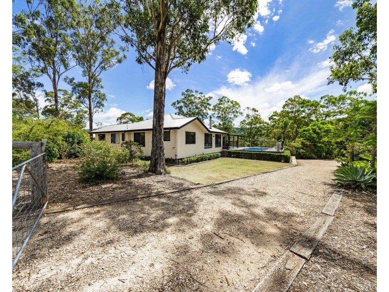 2 Clive Crescent, Withcott QLD 4352
