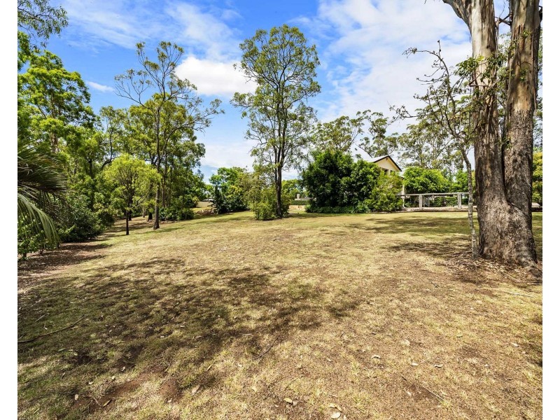 2 Clive Crescent, Withcott QLD 4352