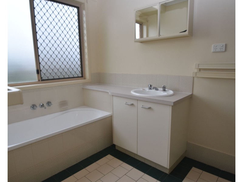 1 Stoneyhurst Court, Glenvale QLD 4350