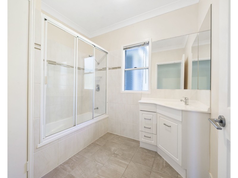 16 Norah Street, Centenary Heights QLD 4350