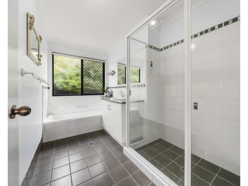 11 Lynda Court, Glencoe QLD 4352