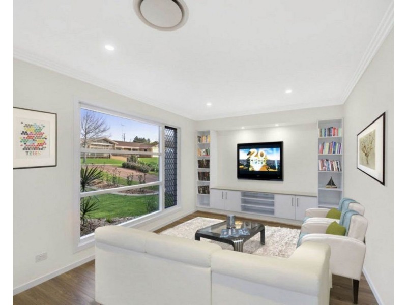 33 Lorraine Crescent, Centenary Heights QLD 4350