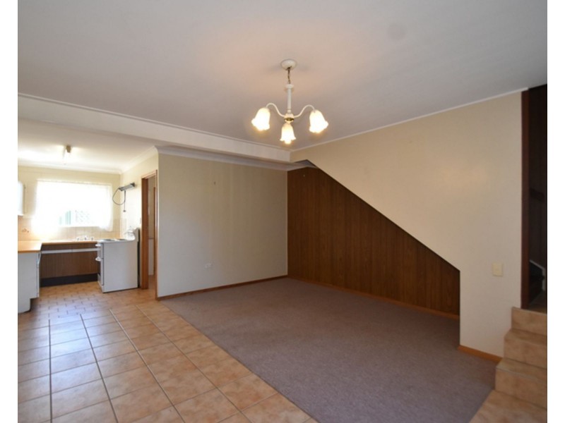 2/9 Whitefriars Street, Rockville QLD 4350