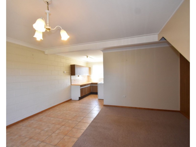 2/9 Whitefriars Street, Rockville QLD 4350