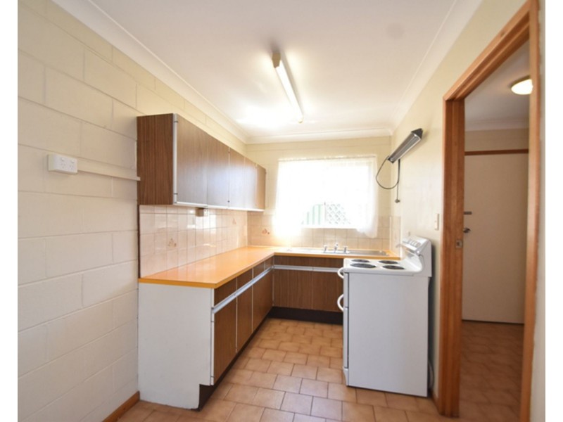 2/9 Whitefriars Street, Rockville QLD 4350