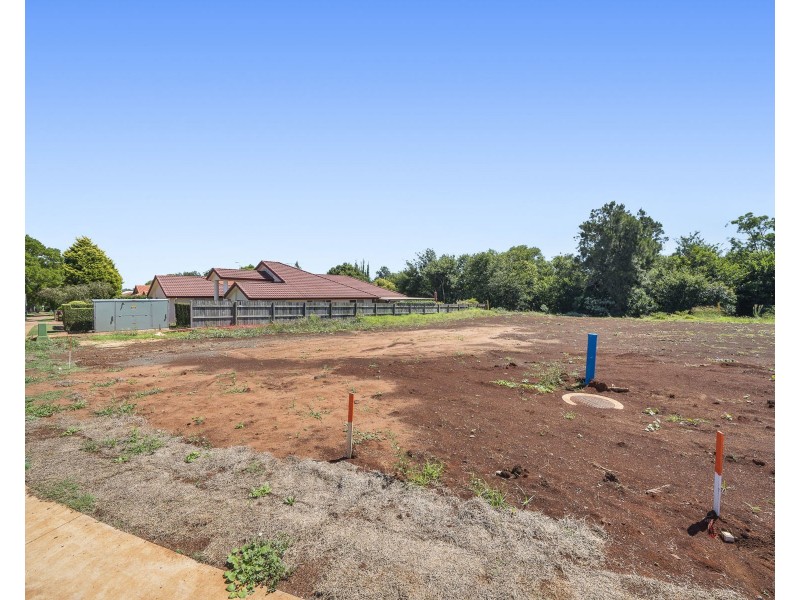 1 Ward Street, Middle Ridge QLD 4350