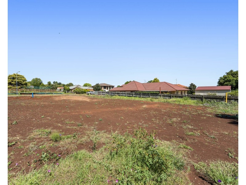 1 Ward Street, Middle Ridge QLD 4350